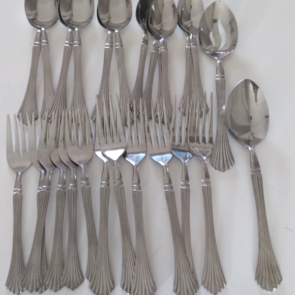 Wesley Forge 32 pcs. Flatware knife Spoons, Dinner Forks - Picture 6 of 11